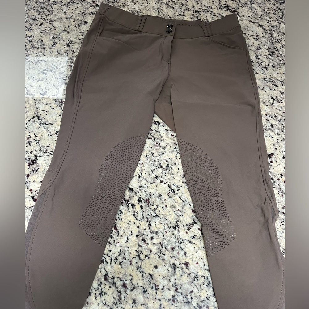 Like new condition. Brown Tredstep Nero II silicone knee patch breech size 30